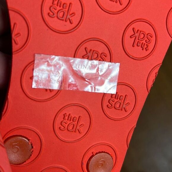 The Sak Flip Flops Red Crochet Bow Size 8 Flat Sandals - Picture 6 of 7